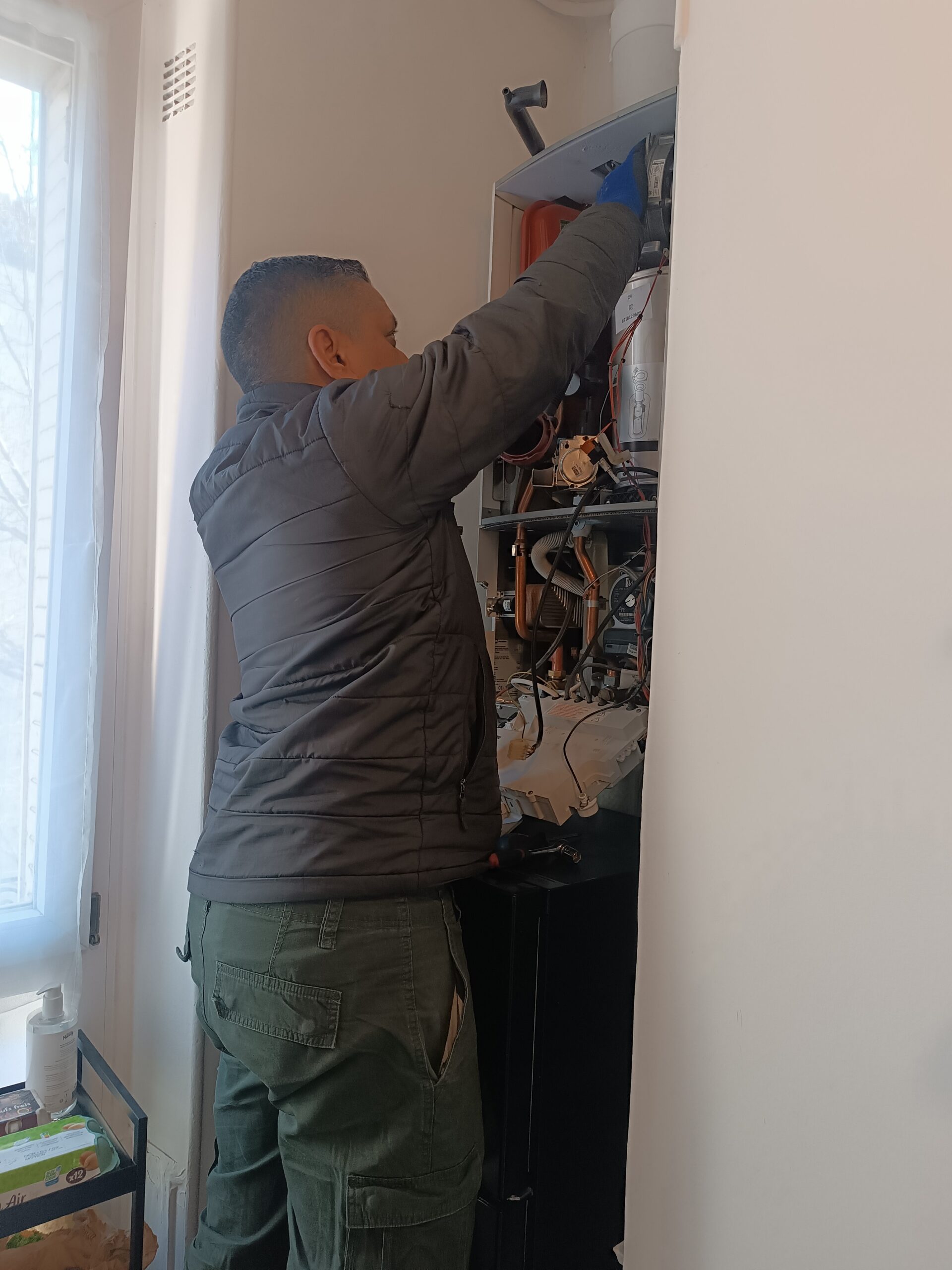 Artisan chauffagiste EAUBIGAZ en intervention sur une chaudière gaz à Evry